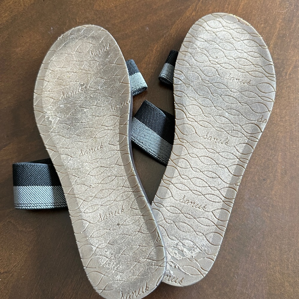 Sanuk "Gora" Yoga Ladies Black Sandals, Size 9, Black Gray, Like New - Picture 3 of 3